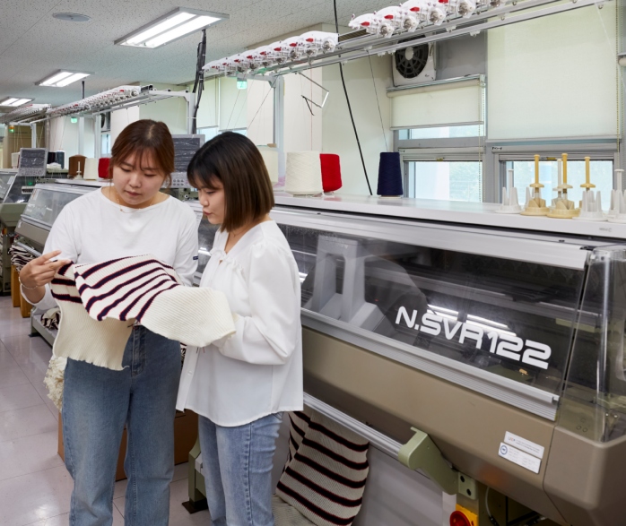 flat knitting machine and students